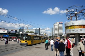 In der Gruppe nach Berlin reisen und die Stadt entdecken 